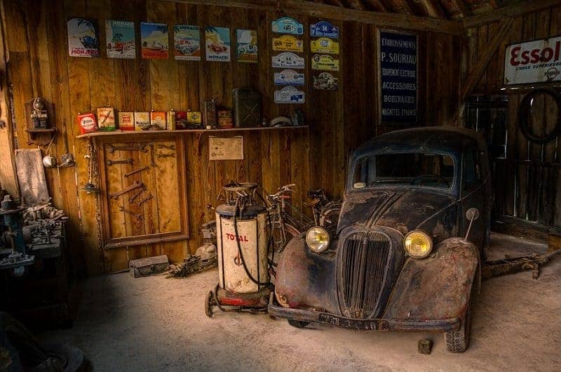 Coche antiguo polvoriento en un garaje