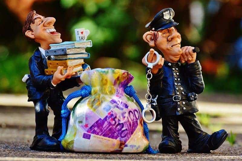 evasión de impuestos y figuritas de policías